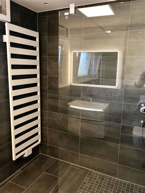 In den meisten fällen werden diese bereiche vollständig entkernt und dann mit der sanierung und modernisierung begonnen. Badezimmer mit bodengleiche Dusche | Heizungstechnik ...