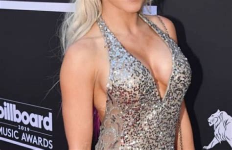 WWEs Alexa Bliss Shows Her Cleavage On The Red Carpet Photos Team Celeb
