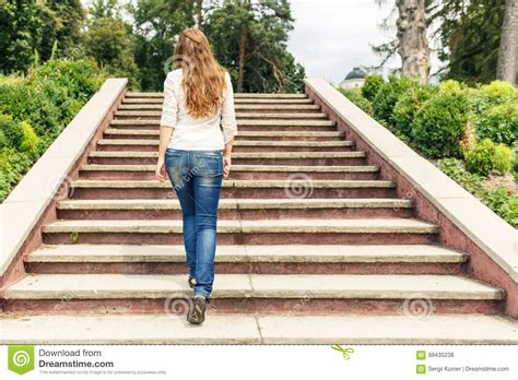 Vista Posterior De La Mujer Joven Que Va Para Arriba Escaleras En