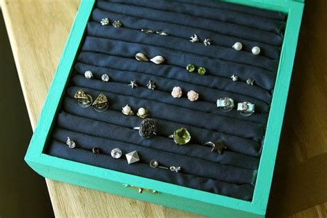 This diy earring holder is so cute and easy to make that you won't believe until you see the step by step. 64 DIY Earring Holder How-to's | Guide Patterns
