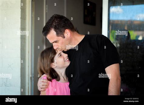 Father And Daughter Kiss Fotografías E Imágenes De Alta Resolución Alamy