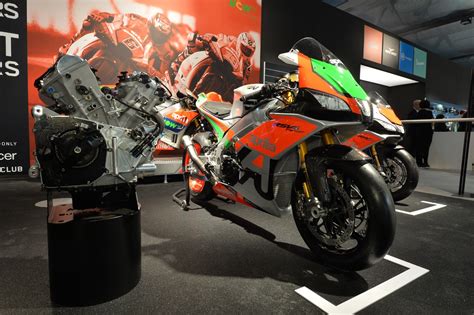 Looking around i saw the aprilia shiver 750 and instantly feel in love. Aprilia Puts Out Racing-Grade RSV4 Packages for 2017 ...