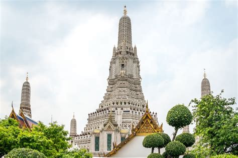 Los Prangs Del Templo De Wat Arun Bangkok Tailandia Foto Premium