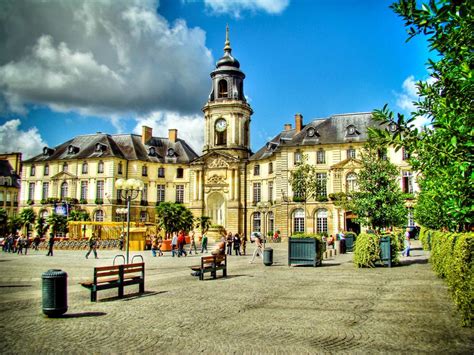 Rennes is a city in the east of brittany in northwestern france at the confluence of the ille and the vilaine. Rennes - Last minute Frankrijk