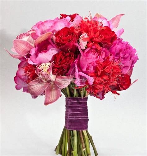 La parola più votata ha 6 lettere e inizia con p. Rose rosse e peonie fucsia per un bouquet dalle emozioni ...
