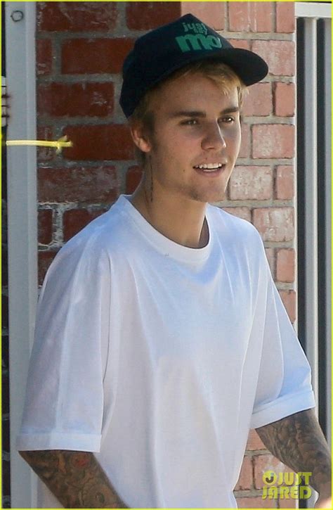 Justin Bieber Goes Shirtless And Flashes His Abs During Walk Around La Photo 1114331 Photo