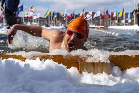 No Wetsuits Allowed As Swimmers Brave Us Ice Water Olympics