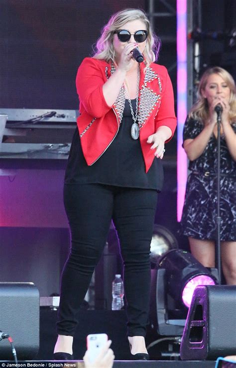 Kelly Clarkson Displays Curves Strutting Her Stuff At Jimmy Kimmel Live Performance Daily
