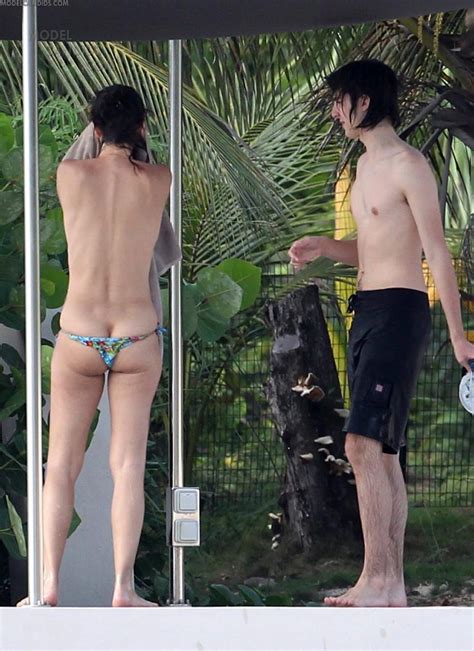 Model Paulina Porizkova Nude Tits On The Beach Scandal