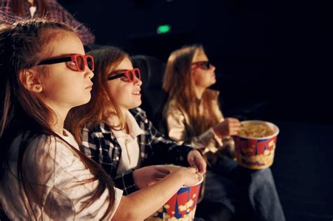 Comiendo Palomitas De Maíz Grupo De Niños Sentados En El Cine Y Viendo