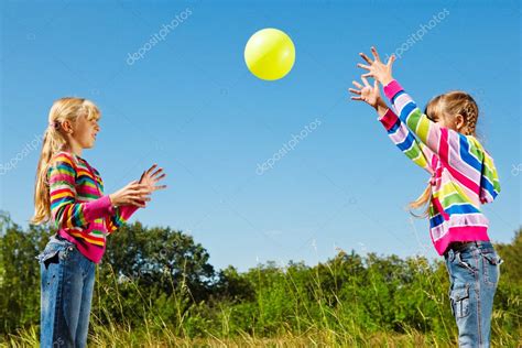 Chicas Jugando Con La Pelota Fotografía De Stock © Anatols 5775304