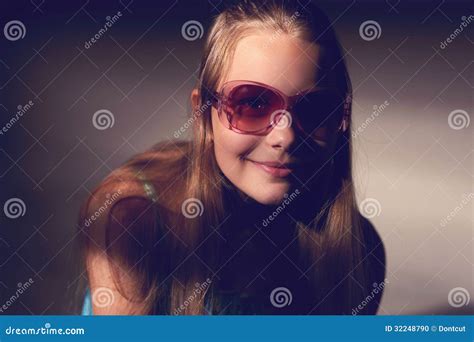 le portrait d une fille de l adolescence dans une chambre s est allumé par le soleil photo stock