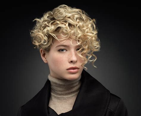 Oct 08, 2020 · give your slicked updo a bit of personality by accentuating your ends with ringlet curls. Short blonde hairstyle with curls that cover the forehead
