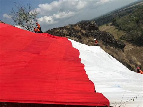 Pengibaran bendera merah putih berukuran 12x16 meter di atas bukit tersebut untuk menyambut tim search and rescue (sar) sukoharjo mengibarkan bendera merah putih di puncak bukit. Gunung Bendera 2020 - Liburan Artis - Foto Raline Shah ...