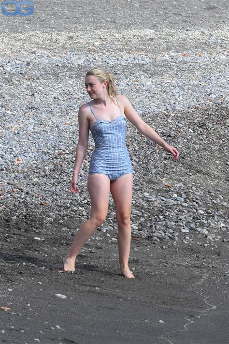 Dakota Fanning Nude Pictures From Onlyfans Leaks And Playboy Sex Scene
