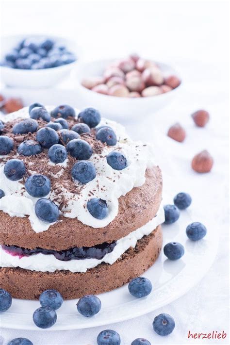 Die beeren skyr torte mit nussboden. Roggenbrot-Torte oder Rugbrødslagkage mit Heidelbeeren ...