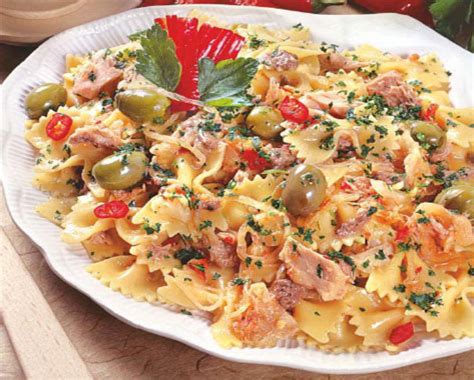L'insalata di farfalle alla caprese è una ricetta facile da preparare con pomodoro, mozzarella di bufala e basilico. FARFALLE CON TONNO E FAVE | Ricetta e Cucina