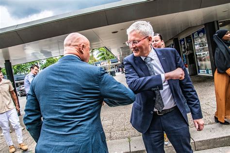 Ferdinand grapperhaus is minister van justitie en veiligheid. Tik 'm aan: Grapperhaus en Weterings bezoeken Tilburg ...