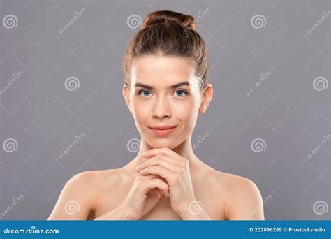 Portrait De Femme Nue De Sourire Sur Fond Gris Image stock Image du fuselage modèle