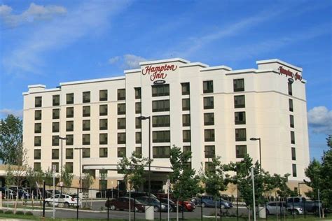 The guest rooms at the hotel were updated in 2010 with new beds, linens, furnishings and flat screen tvs. Hampton Inn by Hilton Toronto Airport Corporate Centre ...