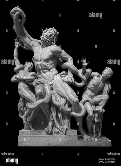 Vista Frontal De La Famosa Escultura De Copia Romana Laocoon Aislada Sobre Fondo Negro Trojan