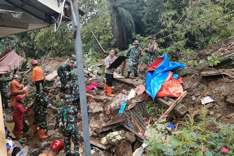Tim Gabungan Berhasil Evakuasi 6 Korban Meninggal Longsor TPT Rel