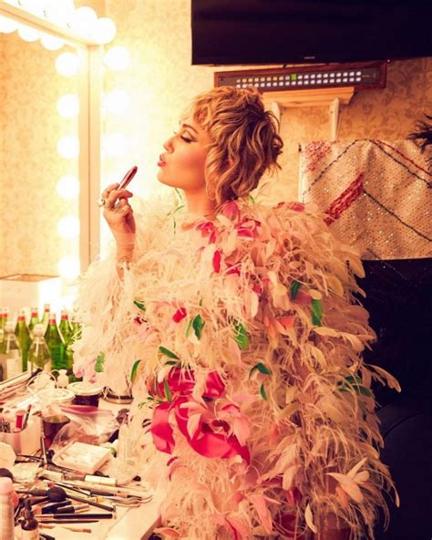 Miley Cyrus In An Outrageous Outfit Of Pink Feathers 5 Photos The
