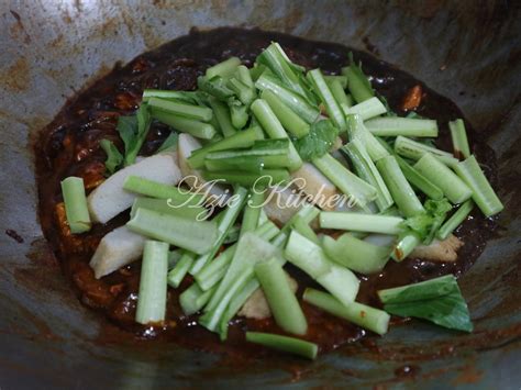 Served with a side dish of fresh cucumber and tomato sauce. Mee Goreng Mamak - Azie Kitchen