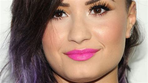 Demi Lovato Mit Lippenstift In Pink