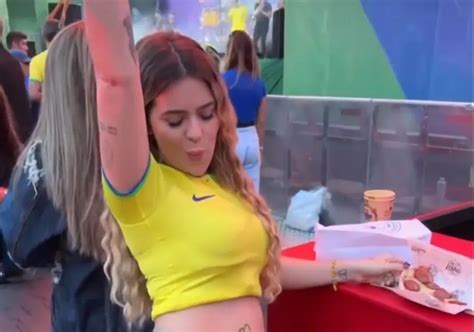 Viih Tube Deixa Barriga E Calcinha à Mostra Para Comemorar Vitória Do Brasil Na Copa IstoÉ