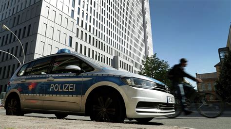 Берлинская полиция объяснила почему срывает плакаты с заложниками в