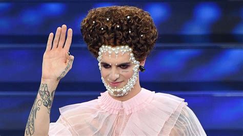 Upward away from the ground 2. Sanremo 2021, Achille Lauro c'è (forse) cascato di nuovo ...