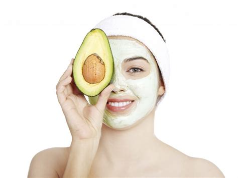 How To Make And Avocado Face Mask Naturally At Home