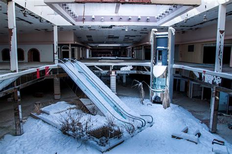 Haunting Photos Of An Ohio Mall That Became A Hotbed Of Crime Before It