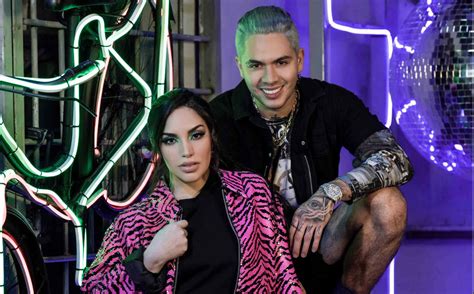 Dos chicas en medio de un niño guapetón! Kimberly Loaiza y Juan de Dios Pantoja son la imagen de ...