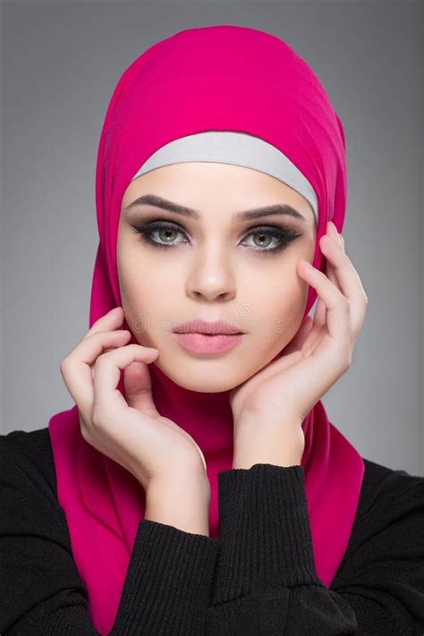 moslemische frau im hijab stockfoto bild von islam sunni 67516220