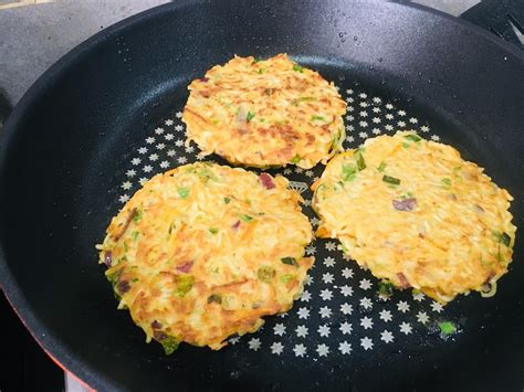 Sarapan juga memiliki banyak manfaat, salah satunya adalah meningkatkan konsentrasi, mencerdaskan otak hingga membantu turunkan berat badan. Murtabak Maggi Mini Yang Sedap, Rangup Dan Mudah ...