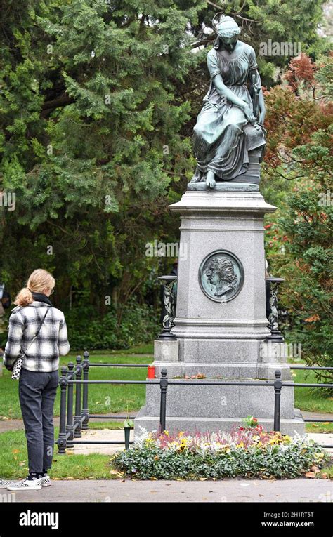 Ehrengrab Von Wolfgang Amadeus Mozart Auf Dem Zentralfriedhof In Wien