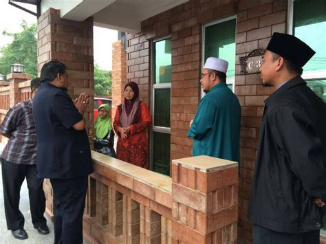 It was the same conclusion for amri che mat, commissioner mad said, adding that it was based on the testimony of amri's wife norhayati mohd ariffin that syed amri testified that he saw the 'boxing in' of a toyota fortuner along jalan padang behor while saiful afdzan testified that he saw the driver of the. Mufti Perlis Nafi Terlibat Dalam Kehilangan Aktivis ...