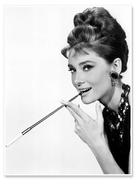 Audrey Hepburn Fumando Un Cigarrillo De Bridgeman Images En P Ster Lienzo Y Mucho M S