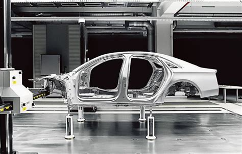 Sports cars use it to reduce weight by replacing bodywork with aluminum panels and most modern domestic aluminium is a light and strong material, making it useful for building a car with minimum weight to go fast. Zastosowanie aluminium - Jest tego naprawdę wiele ...