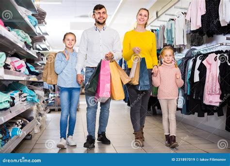 Familia Riéndose Caminando En La Tienda Después De Ir De Compras Imagen de archivo Imagen de