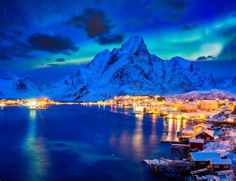 Villaggio Di Reine Alla Notte Isole Di Lofoten Norvegia Fotografia
