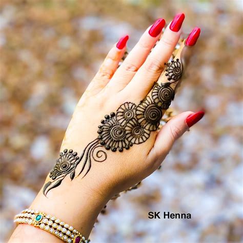 See more ideas about mehandi designs, design, hand henna. Stylish Back Hand Simple Arabic Mehndi Designs 2020 Images (4)