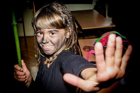 retrato de uma menina feliz com a cara pintada com carvão vegetal imagem de stock imagem de