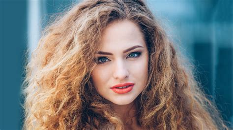 Best Products For Frizzy Hair According To Experts Ph