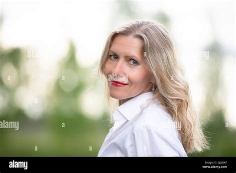 femme de cinquante ans blonde banque de photographies et d images à haute résolution alamy