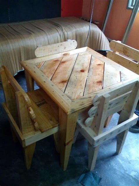 Keep this kids coloring and crafting with this perfect sized kids table and chairs. DIY Pallet Dining Table and Chairs For Kids
