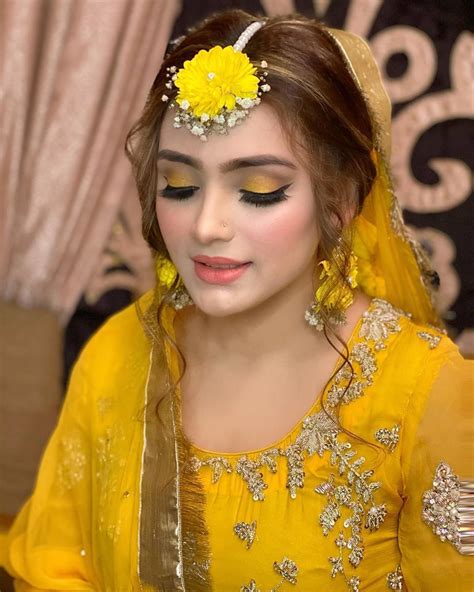 Mehndi Makeup Inspiration In 2020 Pakistani Bridal Hairstyles