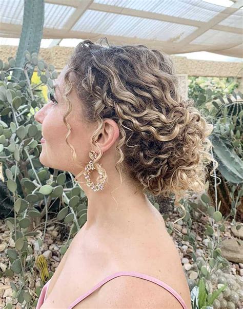25 Curly Updo Hairstyles For Women To Look Stylish